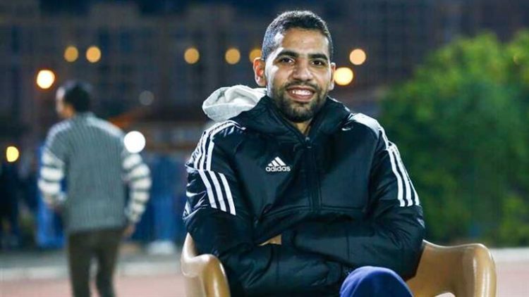 مؤمن زكريا يؤدي صلاة العصر خلال مباراة الاتحاد وسموحة (صور)