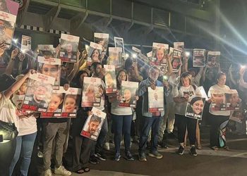 “الشعب هو من سيعيدهم”.. عائلات الأسرى الإسرائيليين بغزة لأعضاء الكنيست