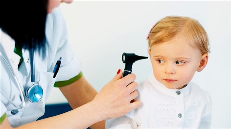 عدوى خطيرة قد تصيبك.. ماذا تعرف عن مرض أذن السباح؟