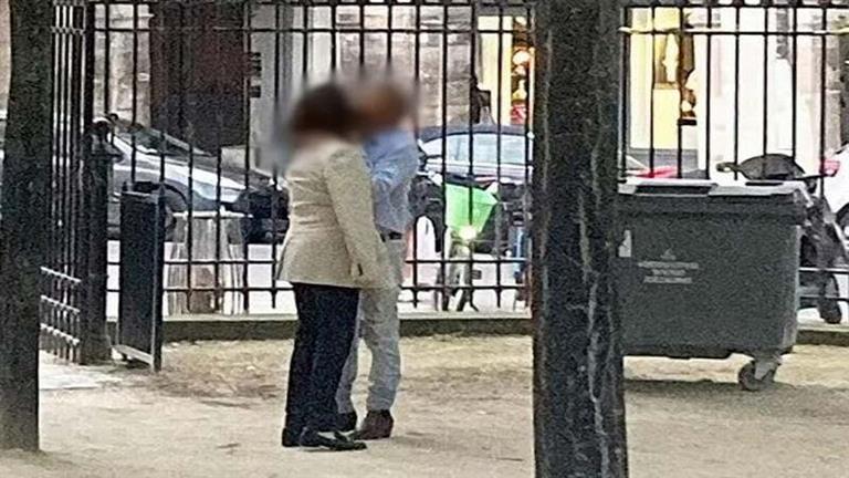 بعد الجدل.. وزيرة مغربية تعلق على صورة حميمة متداولة لها مع رجل أعمال أسترالي