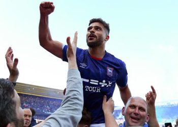 “فخر العرب الحقيقي”.. كيف علقت الجماهير على صعود سام مرسي إلى الدوري الإنجليزي الممتاز
