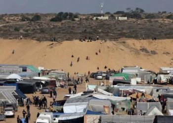 سقوط قذيفة مدفعية بجوار خيام النازحين قرب الحدود الفلسطينية المصرية