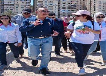 بمشاركة المحافظ.. قنصل فرنسا وطلاب المدارس ينظفون شواطئ الإسكندرية (فيديو وصور)
