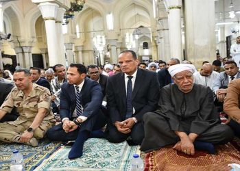 بالصور.. محافظ قنا يؤدي صلاة عيد الأضحى بمسجد عبدالرحيم القنائي