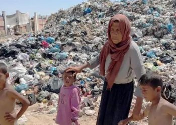 “الموت البطيء”.. سكان غزة يعيشون بجوار القمامة المُتعفنة والقوارض وسط الحرب