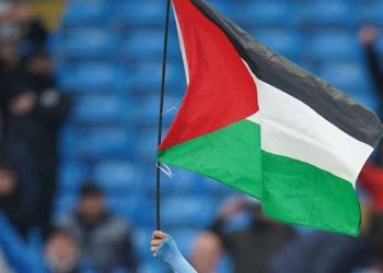 اعتراضا على ما يحدث في فلسطين.. شاب يقيد نفسه في العارضة (صور)