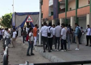 نقل طالبتين بالثانوية العامة في أسوان إلى المستشفى الجامعي.. تعرف على السبب