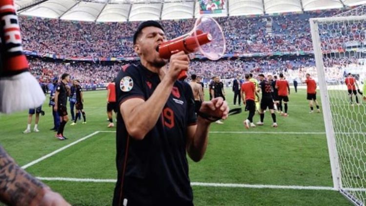 تقارير: إيقاف مهاجم منتخب ألبانيا مباراتين بسبب العنصرية