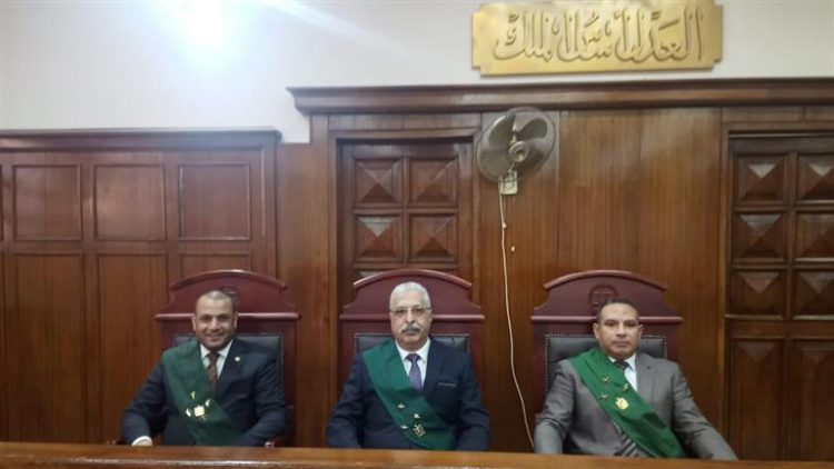 تسلل لغرفته وطعنه بسكين.. “جنايات السويس” تقضى بإعدام قاتل صديقه