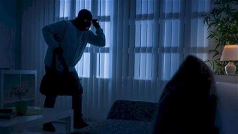 “مشهد كوميدي”.. لص يأخذ قيلولة خلال عملية سرقة وهذا ما حدث له