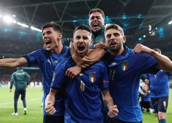 “أزمة قلبية وسقوط مشجع”.. 5 لقطات مثيرة من نهائي أمم أوروبا يورو 2020 (صور)