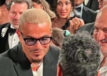 بالفيديوهات.. 4 مواقف محرجة واجهها عمرو دياب مع الجمهور