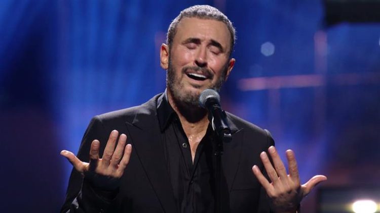كاظم الساهر يسمح لمعجب بصعود المسرح ليلتقط معه “سيلفي”.. فيديو