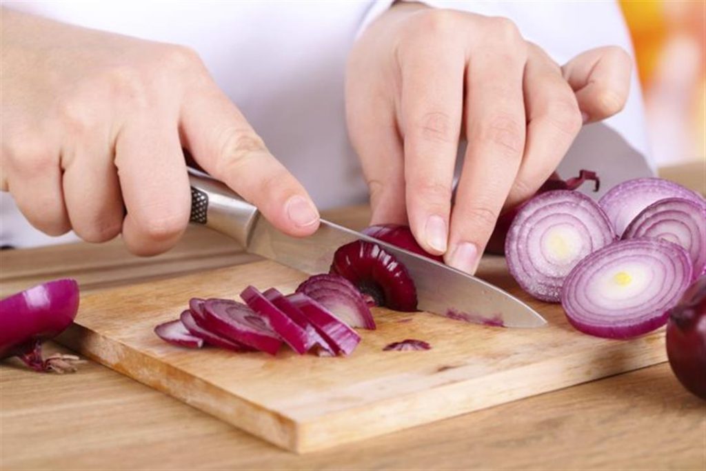 هذا يحدث للجسم عند تناول البصل الأحمر.. مفاجأة