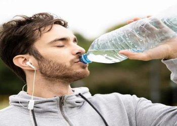 لماذا يجب عليك التوقف عن شرب الماء في العبوات البلاستيكية؟ طبيب يجيب