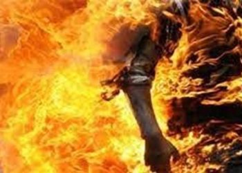 “إلحقونا واحد ولع في نفسه”.. مشهد مروع وسط الشارع