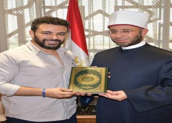 بعد منعه من الصلاة.. وزير الأوقاف يستضيف كريم الحسيني ويهديه مصحفًا