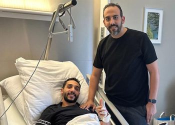 طبيب الأهلي يعلن خضوع نجم الفريق لعملية جراحية بألمانيا
