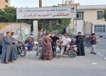 5 نعوش في جنازة واحدة.. تشييع جثامين ضحايا حادث صحراوي سوهاج – فيديو وصور