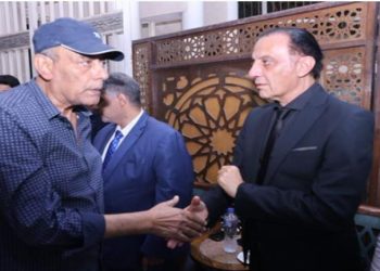 بالصور| أحمد بدير وخالد بيبو في عزاء زوجة إسماعيل فرغلي
