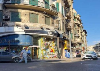 ضحية لقمة العيش.. سقوط عامل من شرفة عقار أثناء تركيب “تكييف” في الإسكندرية – صور