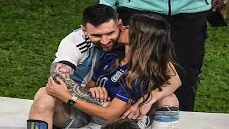 “صديقة الطفولة”.. 20 صورة ترصد قصة حب ليونيل ميسي وزوجته أنتونيلا