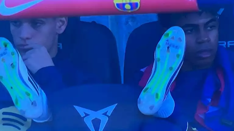 “في مباراة لاس بالماس”.. لامين يامال يرتدي حذاءً يحمل اسم أسطورة برشلونة