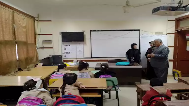 وكيل “تعليم الفيوم” يكرّم معلمة لغة عربية لتفوق التلاميذ في مادتها