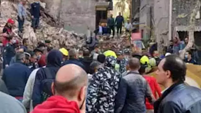 30 ثانية ..اللحظات الأولي لسقوط عقار “الوايلي “على سكانه