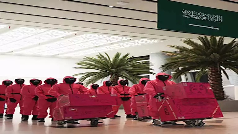 بالصور| ظهور حراس مسلسل “لعبة الحبار” بمطار جدة ترويجا لعرضه على “نتفليكس” في 26 ديسمبر