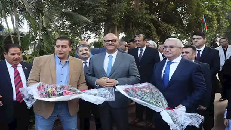 سفير أذربيجان يضع إكليلًا من الزهور على تمثال حيدر علييف فى القناطر الخيرية -صور
