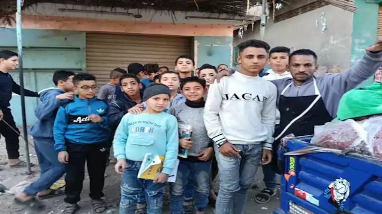 ابني علمني الرجولة.. قصة غير عادية عن “تروسيكل بليلة سخنة” في شوارع الشرقية (صور)