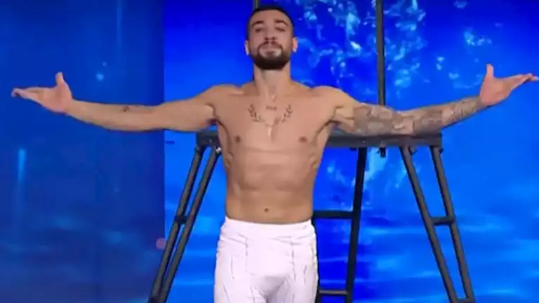بعد تقديمه عرض خرافي.. متسابق يفوز بالباز الذهبي ويتأهل إلى نهائيات “Arabs Got Talent”