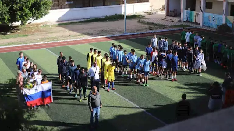 مباراة غير تقليدية بالإسكندرية.. طلاب الأزهر يواجهون المدرسة الروسية في كرة القدم -صور