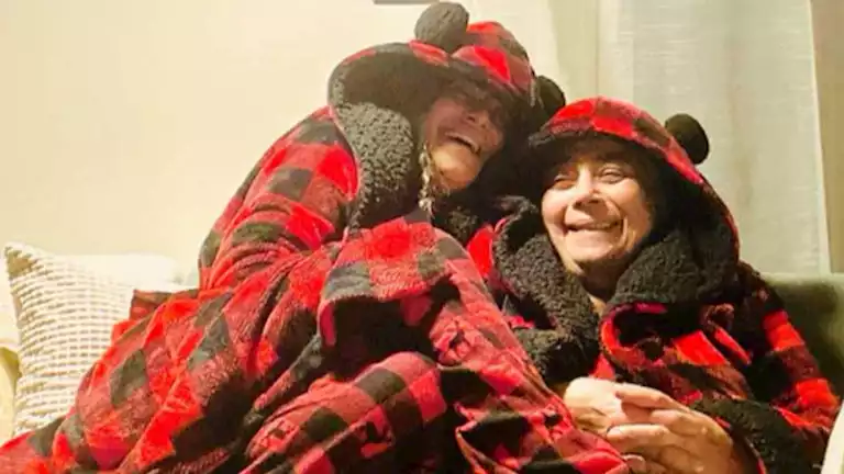 منة فضالي تنشر صورة طريفة مع والدتها: “بردانين”