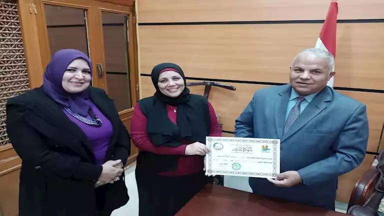 بالصور.. قبيصي يكرم مديرة مدرسة الفيوم الثانوية وفريق العمل التكنولوجي