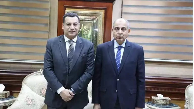 محافظ المنيا يبحث مع رئيس الغرفة التجارية تجهيزات افتتاح السوق الحضاري الجديد