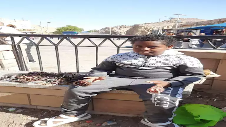 طفل نوبي يذهل سائحة أرجنتينية بأمانته ويصبح سفيرًا لأخلاق أهل أسوان