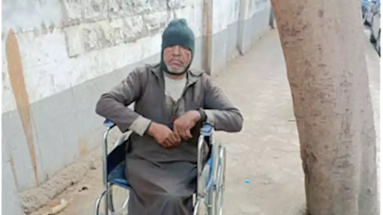 مبتور الساق بلا مأوى.. “العم ناجي” معاناة لا تنتهي في شوارع المنيا