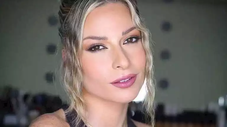 قناع على وجهها.. باميلا الكيك بإطلالة غريبة في حفل جوائز “الموريكس دور”