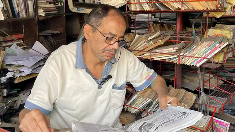حكاية أقدم بائع جرائد فى الإسماعيلية.. “إدوارد” مهندس بين صفحات الأخبار