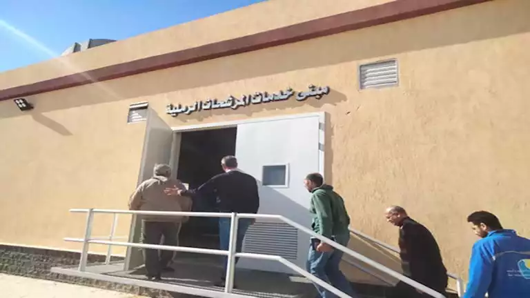 رئيس مدينة أبو زنيمة يتابع سير عمل محطة تحلية مياه البحر -صور