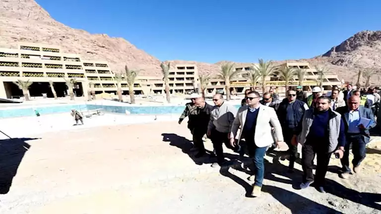 وزير الإسكان يتفقد الفندق الجبلي وساحة السلام بموقع التجلي الأعظم