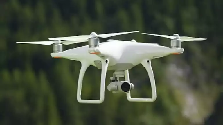 فيديو صادم – طائرة دون طيار تنقذ امرأة من سقوط مروع في نهر.. ماذا حدث؟