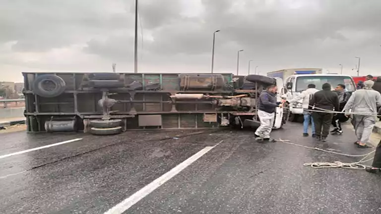 بسبب الطقس السيئ .. انقلاب سيارة نقل ثقيل على زراعي القليوبية (صور)