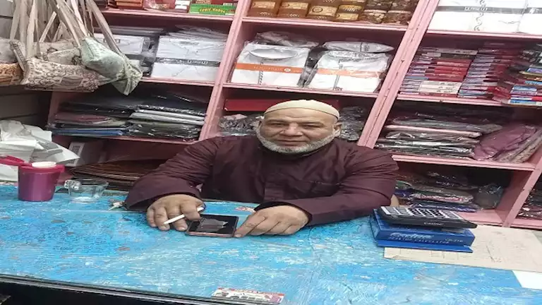 “مغسل للموتى وهدايا للحج مجانًا”.. حكاية محمد الدمرداش 16 سنة بائع جلاليب ومسابح- صور