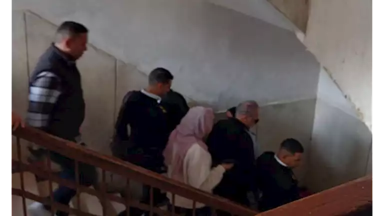 نظارة وتيشيرت أسود.. أول ظهور للمخرج عمر زهران في محكمة الجيزة