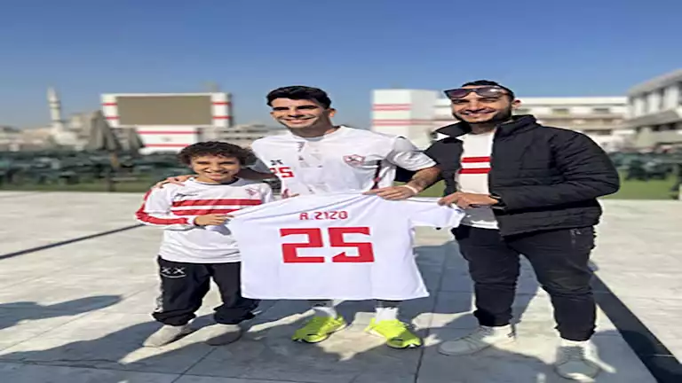 “وحياة آيلا عايز تي شيرتك”.. زيزو يستجيب لطلب طفل المحلة (صور)