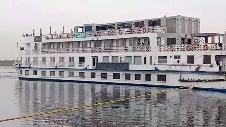 الباخرة “كروان فيجن” تستأنف رحلتها بعد 17 ساعة من الشحوط في نيل المنيا -صور