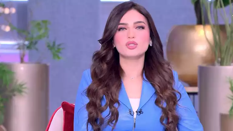 ياسمين عز: بدل ما تنشفي شعرك دفيله ملاية السرير بالسشوار